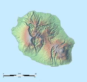 Carte en relief de La Réunion ; le repère indique le Piton de la Fournaise.